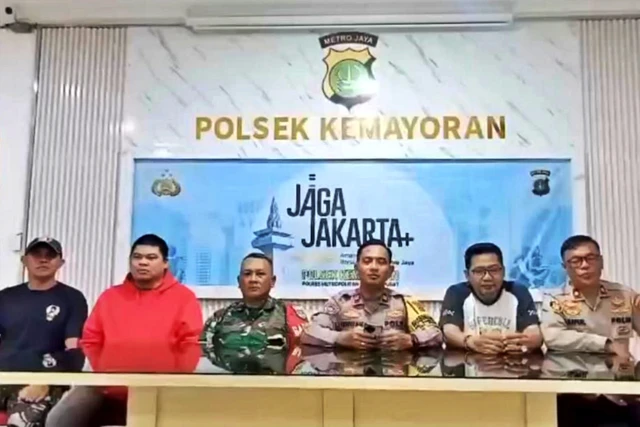 Tuduhan es gabus berbahan spons akhirnya terbantahkan. Aparat menyampaikan permohonan maaf setelah hasil uji laboratorium memastikan produk aman dikonsumsi. Publik berharap penanganan ke depan lebih berhati-hati dan berbasis bukti.