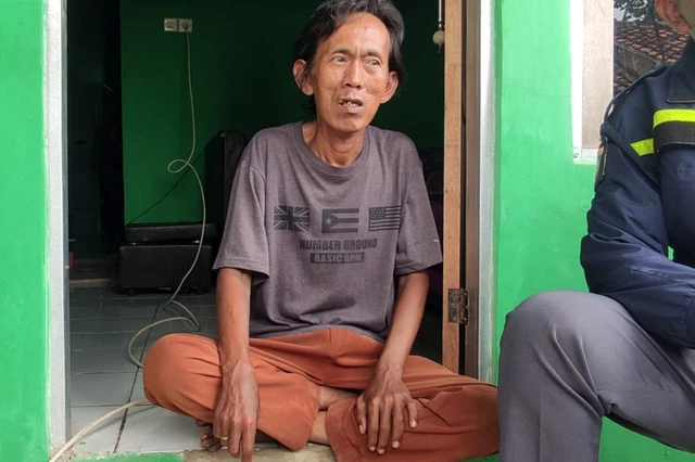 Derita datang bertubi-tubi Rumah jebol diterpa hujan, tiga anak terpaksa putus sekolah. Kisah pilu tukang es gabus di Bogor ini mengetuk hati banyak pihak. Semoga bantuan yang datang jadi awal perubahan hidup yang lebih layak