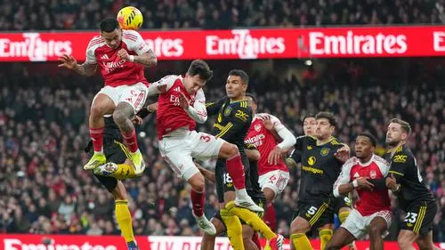 Drama 5 gol tersaji di Emirates Stadium. Arsenal sempat dua kali bangkit, namun gol telat Matheus Cunha membungkam publik tuan rumah. Manchester United menang 3-2 dan kirim pesan keras ke papan atas Liga Inggris: mereka belum habis. 🔴⚽