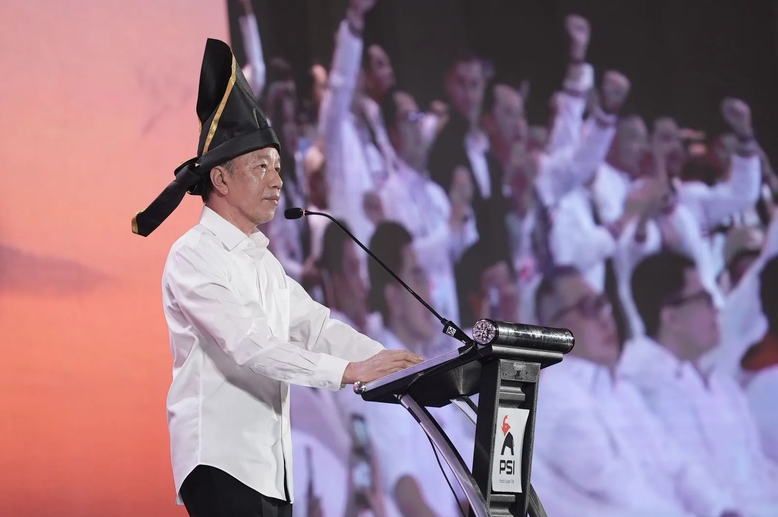 Presiden ke-7 RI Joko Widodo menyatakan kesiapan bekerja mati-matian untuk Partai Solidaritas Indonesia dalam Rakernas PSI di Makassar. Seruan lantang Jokowi menjadi simbol dukungan penuh demi membangun politik kebaikan dan masa depan demokrasi Indonesia.