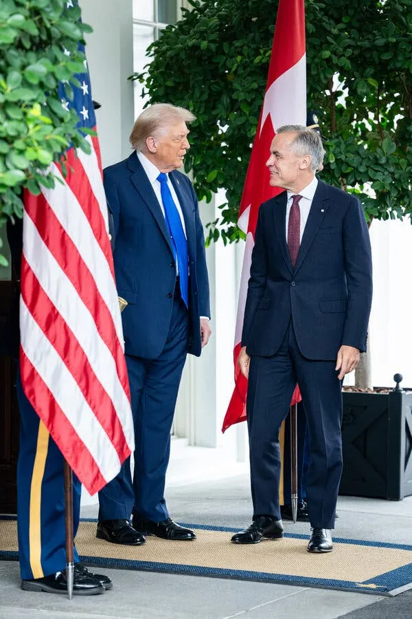 Trump geram melihat Kanada makin dekat dengan China. AS pun bersiap melancarkan tarif impor hingga 100 persen yang berpotensi memicu babak baru perang dagang global. 🌍📉
