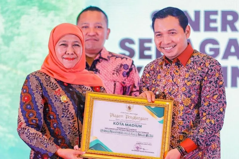 Gubernur Jawa Timur menunjuk Pelaksana Tugas (Plt) Wali Kota Madiun untuk memastikan roda pemerintahan tetap berjalan pasca operasi tangkap tangan (OTT) KPK. Langkah ini diambil demi menjaga stabilitas layanan publik dan pemerintahan daerah.