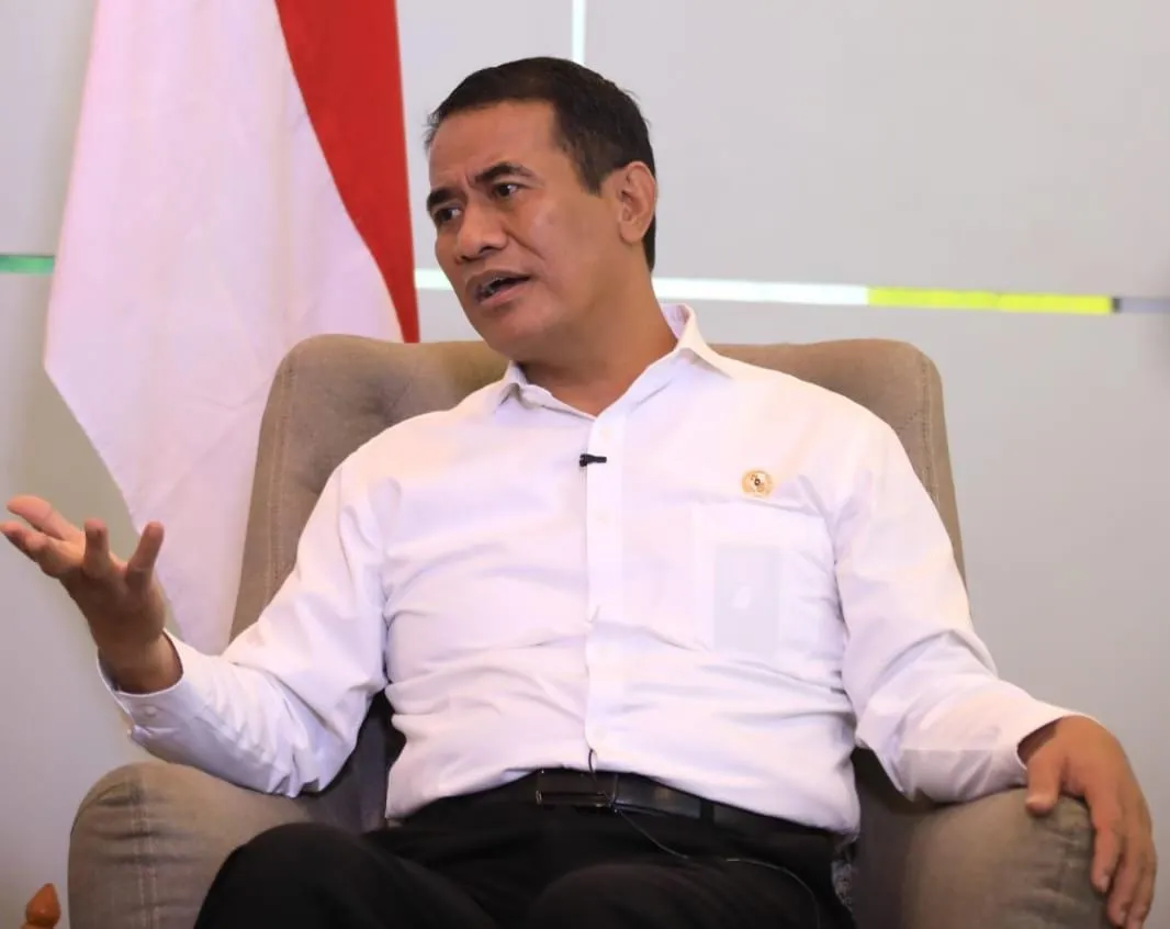 Menteri Pertanian Andi Amran Sulaiman mengungkap praktik penjualan beras premium dengan kadar patahan tinggi yang merugikan konsumen hingga triliunan rupiah. Pemerintah berkomitmen memperketat pengawasan demi melindungi masyarakat dan menjaga stabilitas pangan nasional.