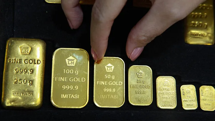 Harga emas Antam kembali berkilau Tembus Rp 2,9 juta per gram, emas kian menunjukkan tajinya sebagai aset lindung nilai di tengah ketidakpastian ekonomi. Investor senyum, pemburu emas makin waspada!