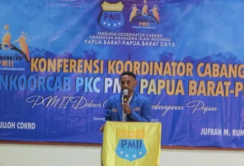 : Sekretaris Bidang Siber dan Sandi Negara PB PMII, Jufran Mahendra, menyampaikan pernyataan sikap dalam forum Konferensi Koordinator Cabang (Konkorcab) PKC PMII Papua Barat–Papua Barat Daya, menegaskan komitmen PMII menjaga kebebasan berekspresi dan demokrasi (Foto/Usen)