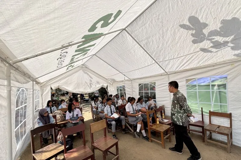 Belajar tak berhenti meski ruang kelas berubah jadi tenda. Di tengah pengungsian pascabencana, pelajar SMAN 1 Tukka tetap bertahan dengan semangat menimba ilmu dari tenda darurat hingga PJJ. Karena harapan selalu punya cara untuk hidup.