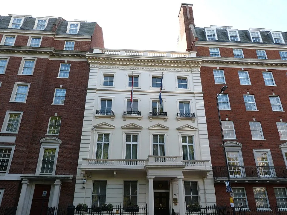 Gedung Kedutaan Besar Republik Indonesia di London tampak berdiri megah, menjadi salah satu titik penting agenda kunjungan Presiden Prabowo Subianto dalam memperkuat hubungan bilateral Indonesia-Inggris.