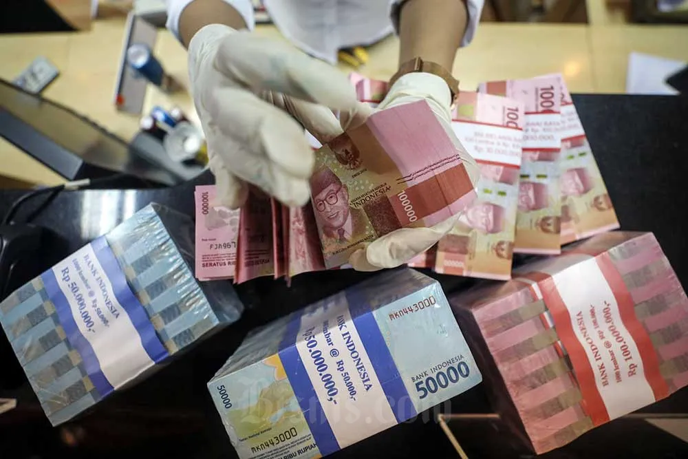 Nilai tukar rupiah tertekan di tengah gejolak pasar. Mata uang Garuda mendekati Rp17.000 per dolar AS, memicu kekhawatiran pelaku pasar menjelang RDG Bank Indonesia dan isu independensi kebijakan moneter.