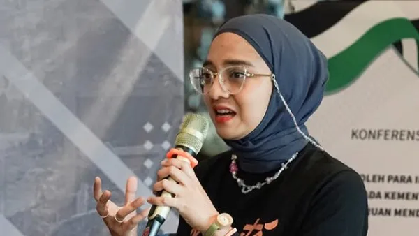 Dipulangkan mendadak, dipanggil kembali saat live. Nasib Chiki Fawzi sebagai petugas haji berubah dalam hitungan menit. Plot twist nyata di tengah perjuangan melayani tamu Allah.