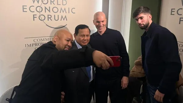 Ngobrol santai selama 45 menit dengan legenda sepak bola dunia Zinedine Zidane di Davos, Prabowo Subianto membahas visi dan masa depan sepak bola Indonesia. Dari pembinaan usia dini hingga penguatan tim nasional, diplomasi olahraga jadi salah satu kunci membawa Garuda terbang lebih tinggi.