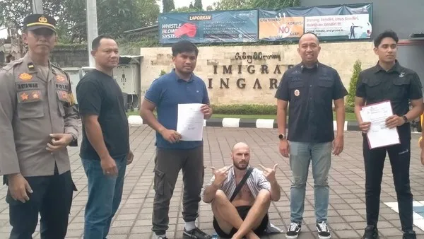 Informatif WN Belarusia bikin ulah di Pantai Lovina, Bali. Tak mau bayar dan bikin keributan, saat diamankan polisi justru acungkan jari tengah. Kini ditangani aparat dan imigrasi.
