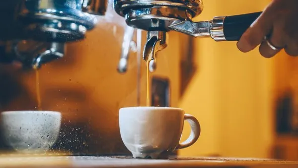 Jangan Asal Ngopi Saat Sahur! Bisa Picu Dehidrasi dan Gangguan Ginjal Saat Puasa (Ilustrasi)