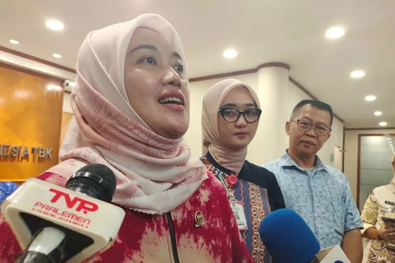 Kepulan asap kuning kecokelatan dari pabrik kimia di Cilegon membuat warga panik. DPR mendesak pemerintah melakukan investigasi menyeluruh demi memastikan keselamatan masyarakat. Transparansi perusahaan dan pengawasan ketat menjadi kunci agar kejadian serupa tidak terulang.