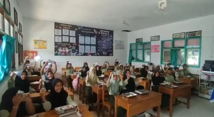 H. Her Bagi Rp50 Ribu ke Ribuan Siswa Bangkalan Saat Peresmian MBG (Ilustrasi)