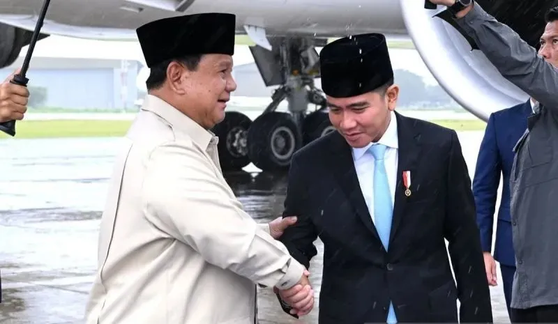 Gibran Rakabuming Raka Sambut Kepulangan Prabowo Subianto Usai Lawatan Diplomatik ke Tiga Negara.