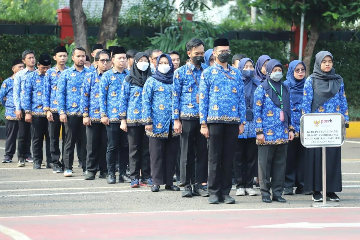 Rencana penerapan WFH satu hari sepekan menuai sorotan. Akademisi dari Universitas Gadjah Mada dan DPR mengingatkan pemerintah agar menyusun kebijakan secara matang, bertahap, dan tepat sasaran demi menjaga produktivitas serta kualitas pelayanan publik.