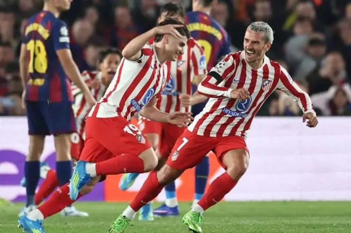 Atletico Madrid melaju ke semifinal Liga Champions UEFA 2025/26 meski kalah 1-2 dari Barcelona di leg kedua. Keunggulan agregat 3-2 memastikan langkah Los Rojiblancos, dengan gol penentu dari Ademola Lookman.