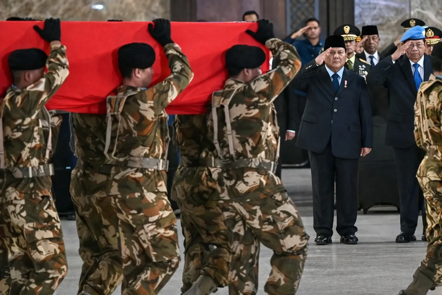Presiden Prabowo Subianto memberikan penghormatan terakhir kepada prajurit TNI yang gugur dalam misi perdamaian di Lebanon dalam upacara militer penuh khidmat.