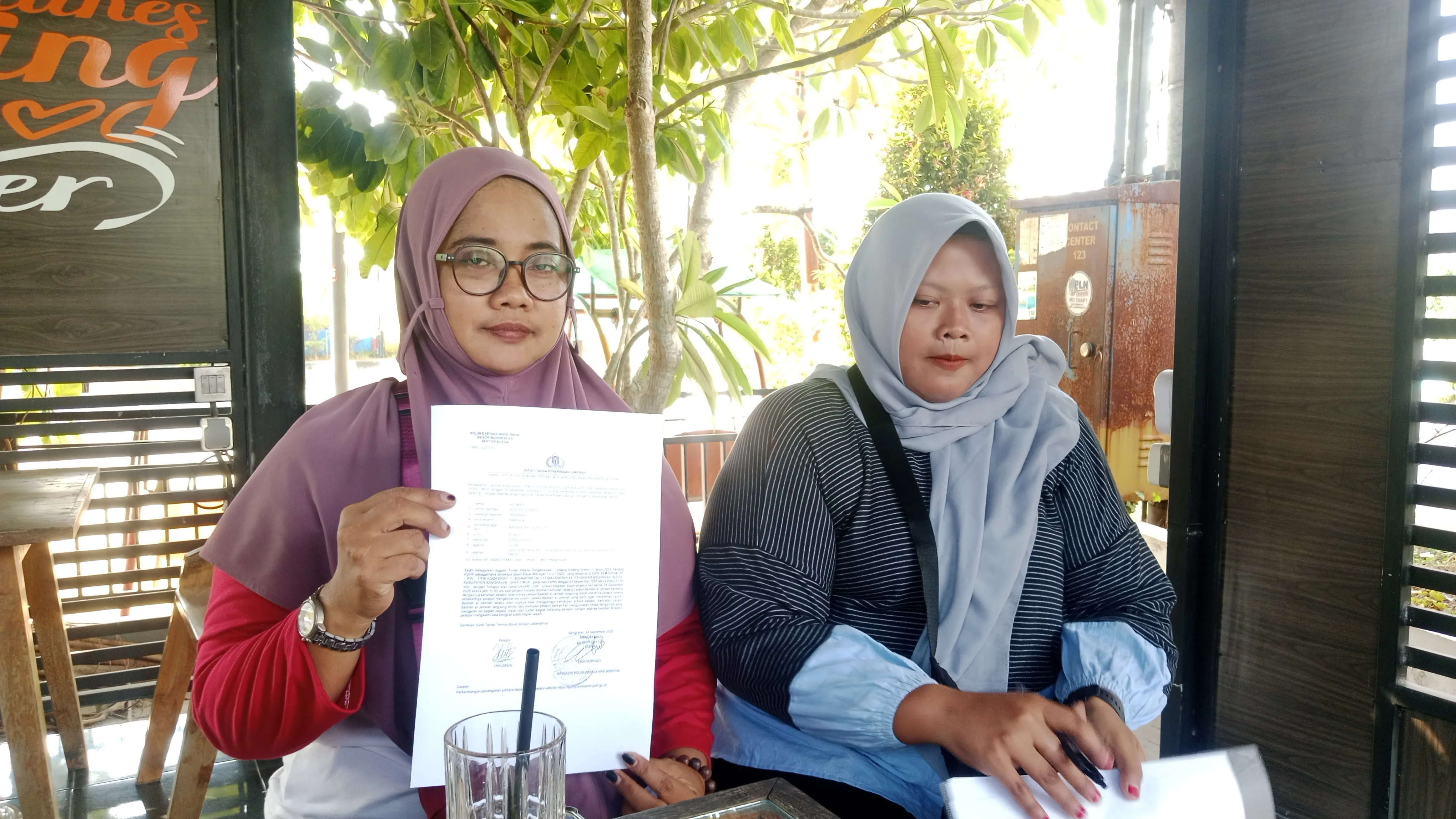H, korban penganiayaan bersama kuasa hukumnya saat diwawancarai (Foto: Iksan)