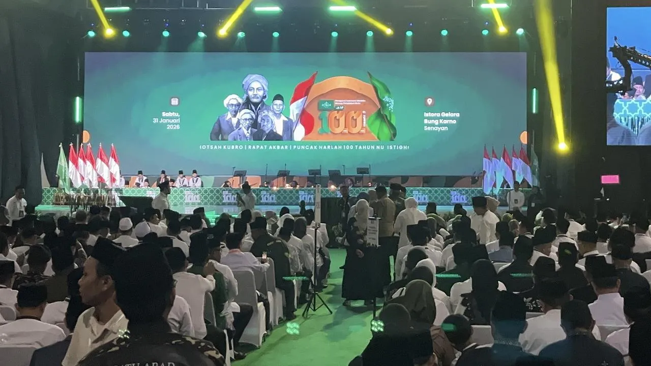 Ribuan warga Nahdliyin memadati Istora Senayan, Jakarta, Sabtu (31/1/2026), dalam peringatan Harlah Nahdlatul Ulama ke-100. Acara diawali dengan istighosah, doa bersama, hingga penggalangan donasi untuk korban bencana di Sumatra. Momentum satu abad NU ini menjadi simbol komitmen menjaga persatuan, toleransi, dan peradaban Indonesia yang mulia.