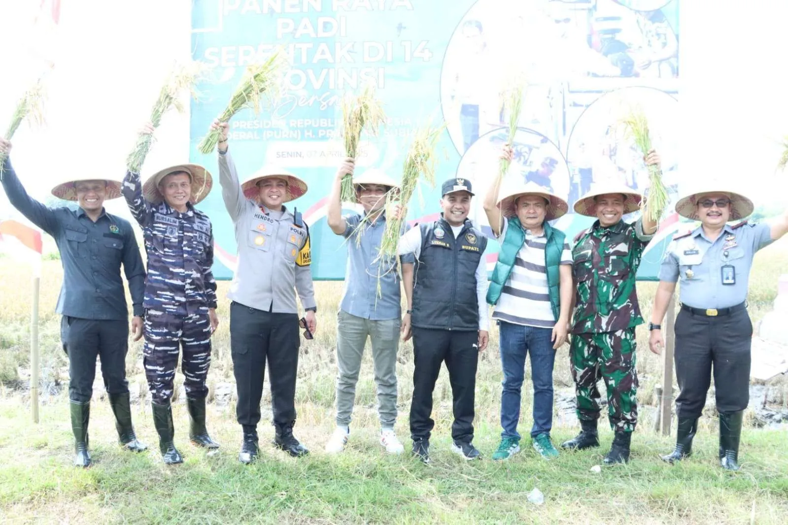 Bupati Bangkalan bersama unsur Forkopimda dan jajaran terkait mengangkat padi saat panen raya, menandai keberhasilan peningkatan produksi beras di Bangkalan tahun 2025 sebagai bagian dari penguatan ketahanan pangan daerah dan nasional (Foto/RRI)