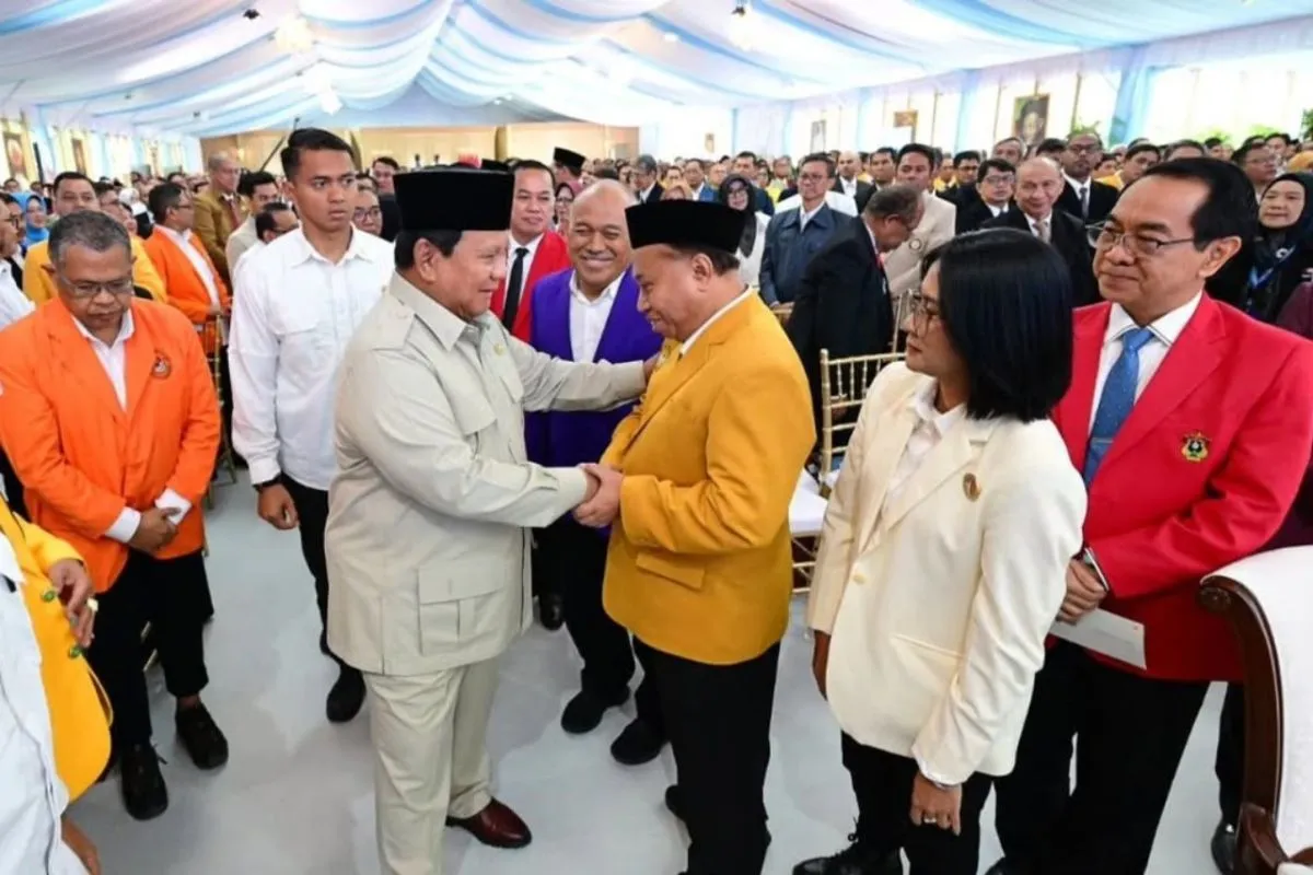 Presiden RI Prabowo Subianto bersalaman dengan pimpinan perguruan tinggi saat pertemuan bersama 1.200 rektor dan guru besar se-Indonesia di Istana Negara, Jakarta. Dalam forum tersebut, Prabowo menegaskan komitmen pemerintah memperkuat pendidikan tinggi dan sektor kesehatan nasional, termasuk mengatasi kekurangan dokter di Tanah Air.