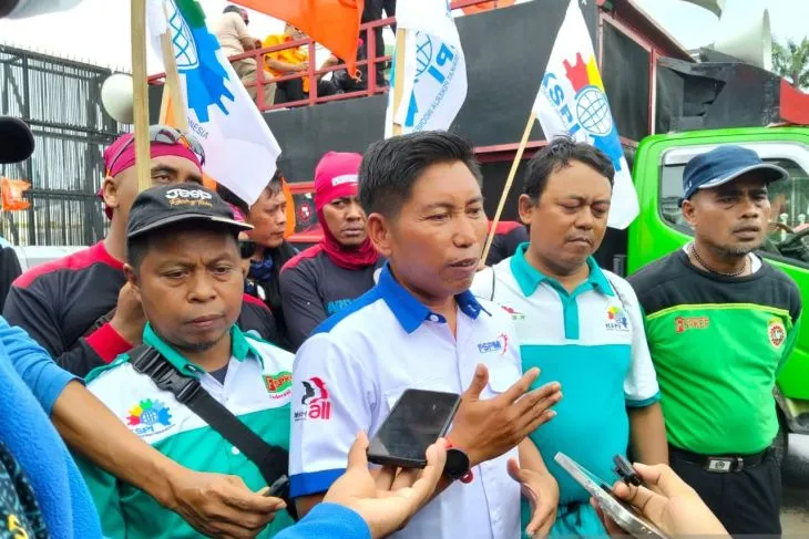 Perwakilan buruh menyampaikan pernyataan sikap kepada awak media saat aksi unjuk rasa di depan Gedung DPR RI, Jakarta. Ribuan buruh menuntut revisi UMP DKI Jakarta 2026 menjadi Rp5,89 juta, pengembalian SK UMSK di 19 kabupaten/kota di Jawa Barat, pengesahan Undang-Undang Ketenagakerjaan yang baru, serta menolak rencana pemilihan kepala daerah melalui DPRD (Foto/Antara)