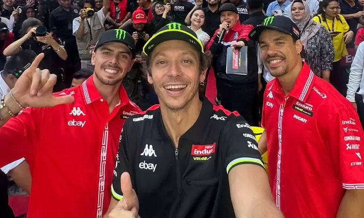 Diam-diam datang, tapi langsung bikin dunia menoleh. Valentino Rossi akhirnya menginjakkan kaki di Mandalika. The Doctor siap panaskan lintasan tepi laut.