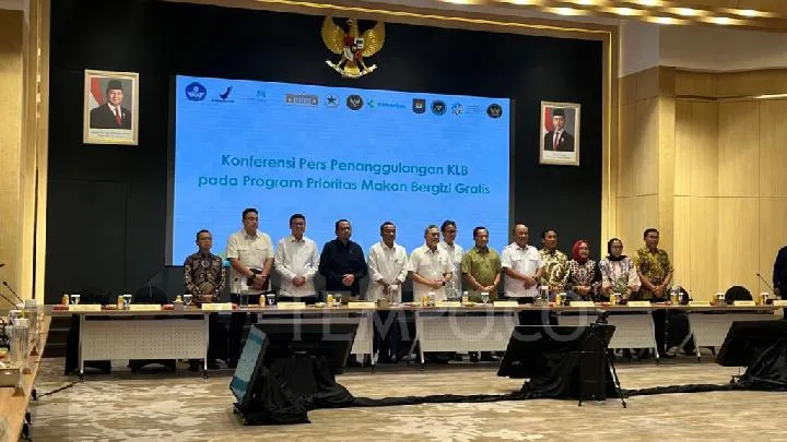 Program Makan Bergizi Gratis (MBG) dipastikan tetap berjalan selama Ramadan. Pemerintah menyesuaikan waktu pembagian dan menu makanan, khususnya bagi anak sekolah yang berpuasa, dengan paket berbuka bergizi. Saat ini, lebih dari 60 juta penerima manfaat telah terlayani di seluruh Indonesia.