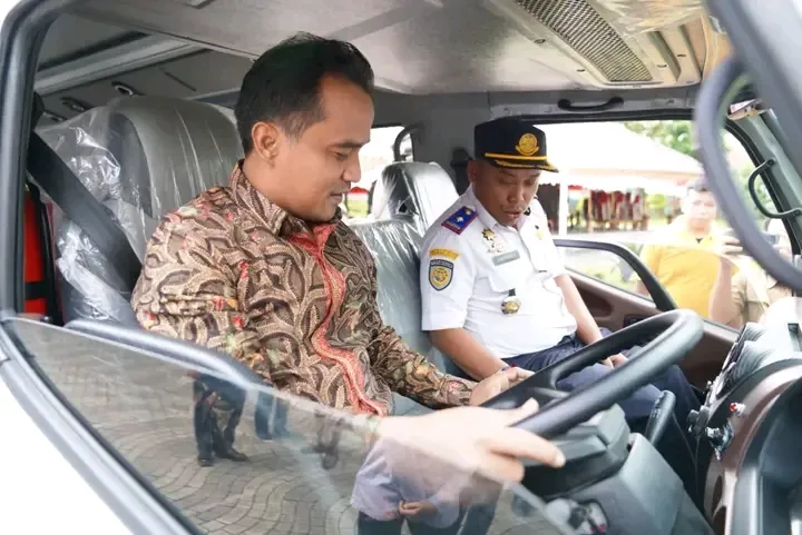 Bupati Bangkalan meninjau langsung armada bus sekolah gratis didampingi petugas Dinas Perhubungan, memastikan kesiapan kendaraan sebelum dioperasikan untuk melayani pelajar di wilayah perkotaan (Foto/Syah)