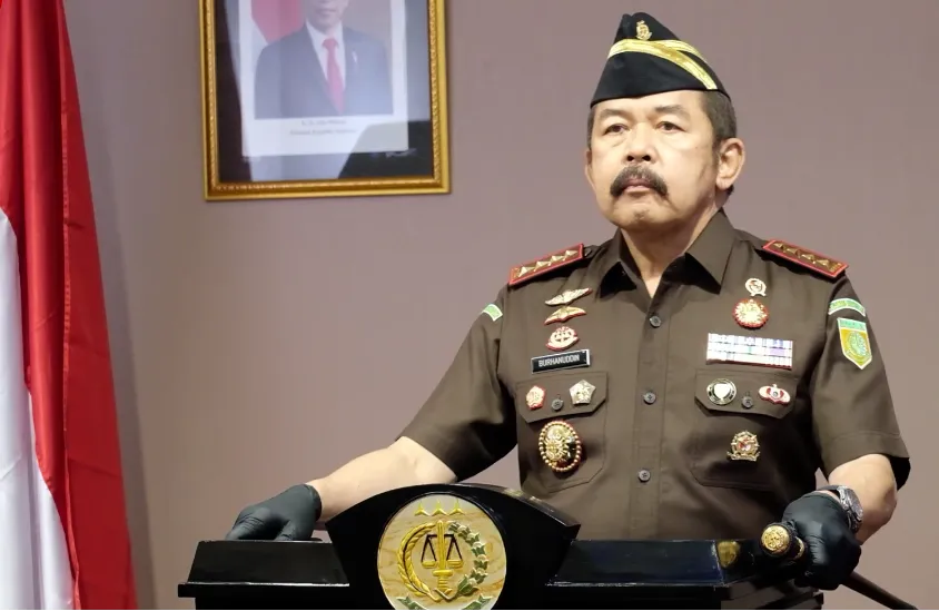 Jaksa Agung RI Burhanuddin menyampaikan pernyataan resmi terkait penanganan kasus guru honorer di Jambi yang mencukur rambut siswa. Kejaksaan menegaskan akan mengedepankan rasa keadilan dan pendekatan kemanusiaan dalam proses hukum.