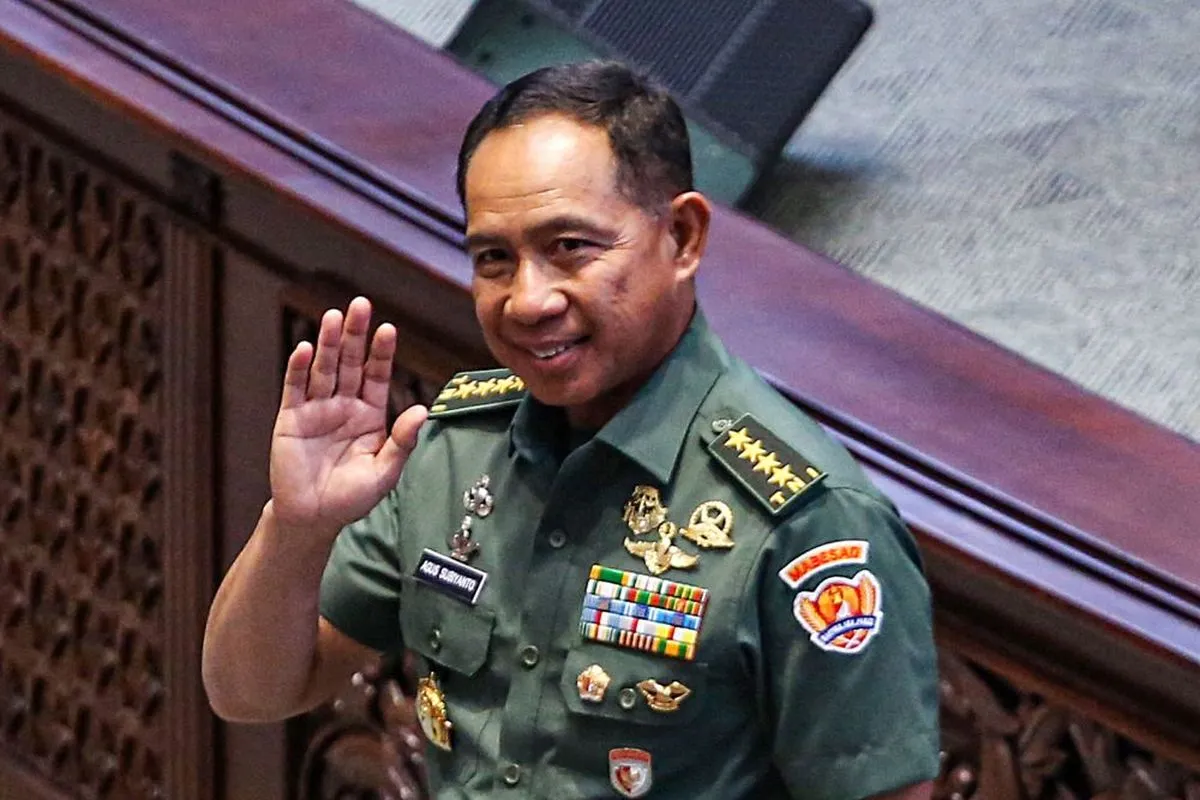 Dua anggota Polri gugur saat menjalankan tugas kemanusiaan usai sepeda motor dinas mereka ditabrak iringan truk TNI di Cisarua, Jawa Barat. Panglima TNI Jenderal Agus Subiyanto menyampaikan permohonan maaf dan menegaskan peristiwa tersebut masih dalam proses penyelidikan.