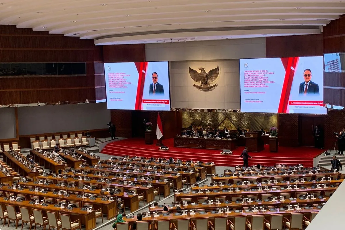 Mendagri Tito Karnavian kembali absen dalam rapat Komisi II DPR untuk kelima kalinya. Ketua Komisi II DPR menegaskan absensi tersebut terkait penugasan khusus dari Presiden, sekaligus menekankan pentingnya transparansi kehadiran pejabat pemerintah yang disaksikan langsung oleh publik.