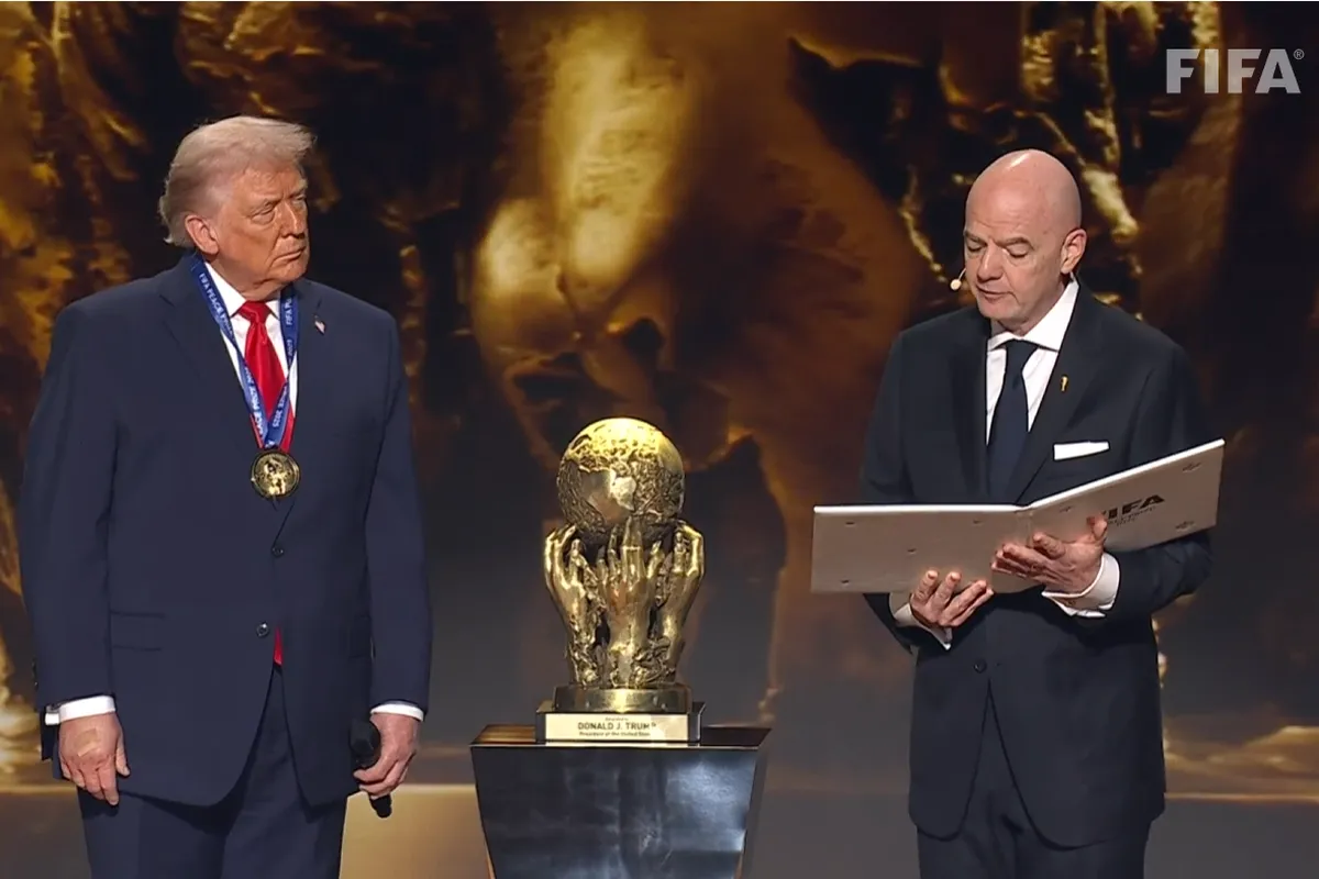 Momen penuh sorotan: Presiden AS Donald Trump berdampingan dengan Presiden FIFA Gianni Infantino di panggung FIFA, di tengah polemik kebijakan visa dan bayang-bayang Piala Dunia 2026.