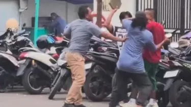 Baku Hantam Juru Parkir di Alun-alun Bangkalan, Pemkab Pastikan Sudah Damai (Ilustrasi)