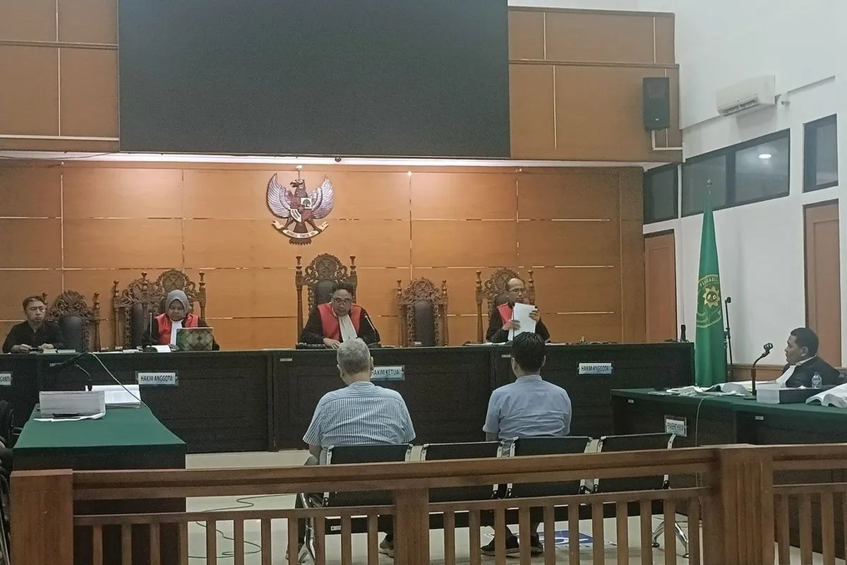 Majelis hakim memimpin sidang lanjutan kasus dugaan korupsi pengelolaan sampah Kota Tangerang Selatan di Pengadilan Tipikor Serang, dengan agenda pemeriksaan saksi ahli yang menyoroti perbedaan kerugian lingkungan dan kerugian negara.