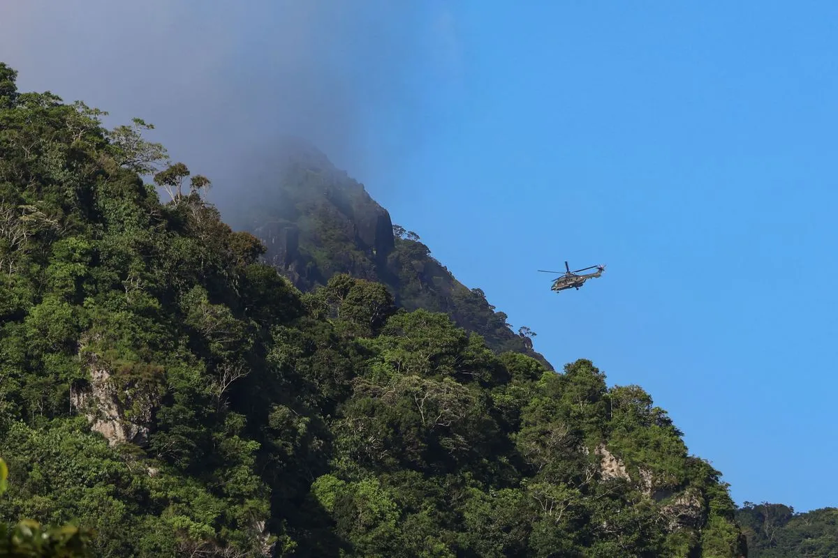 Helikopter SAR menyisir lereng Gunung Bulusaraung, Sulawesi Selatan, dalam upaya pencarian korban kecelakaan pesawat ATR 42-500 di medan terjal yang diselimuti kabut.