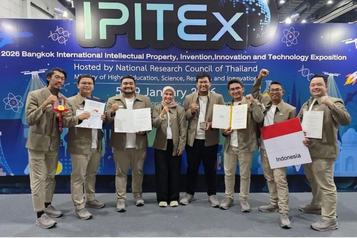 Tim inovator Indonesia berpose bangga usai meraih penghargaan bergengsi di ajang IPITEX Thailand 2026. Inovasi Pertadex Pertamina kembali mengharumkan nama bangsa di panggung internasional, membuktikan daya saing riset dan teknologi energi karya anak negeri.