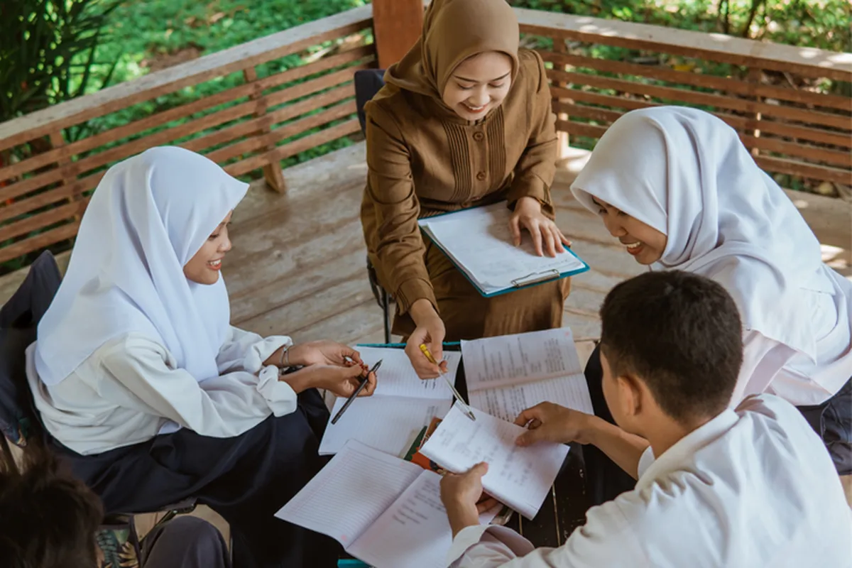 Gaji Rp500 ribu per bulan, 1.286 guru PPPK paruh waktu di Pati harus bertahan hidup dengan pekerjaan sampingan. Ada yang mengajar pagi, lalu mencari rumput demi keluarga. Potret getir kesejahteraan guru di tengah keterbatasan anggaran daerah.