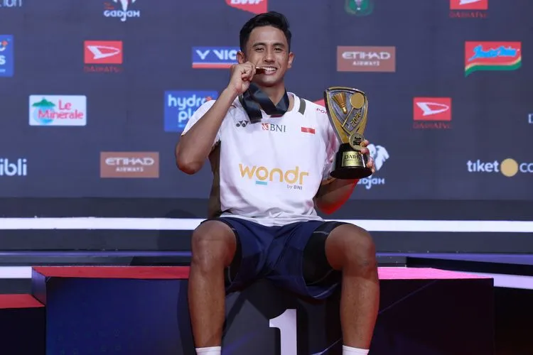 Alwi Farhan tampil perkasa di hadapan publik Istora Senayan. Menang telak dua gim langsung, Alwi mengunci gelar Indonesia Masters 2026 sekaligus menorehkan sejarah sebagai juara baru tunggal putra Indonesia. Riuh Istora jadi saksi dominasi Merah Putih. 🏸🇮🇩