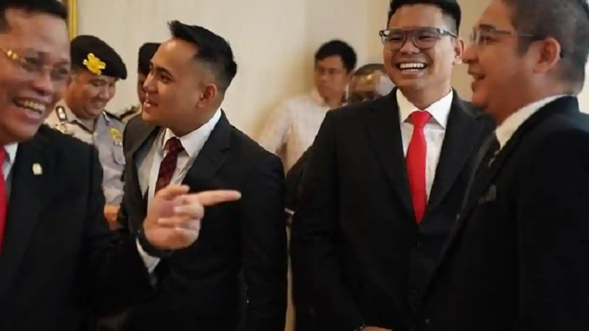 Wakil Ketua MPR RI, A.M. Akbar Supratman (kedua kanan), berbincang santai bersama sejumlah kepala daerah usai pertemuan konsolidasi kebangsaan di Gedung DPR/MPR/DPD RI, Jakarta. (Tribunpulau.com)