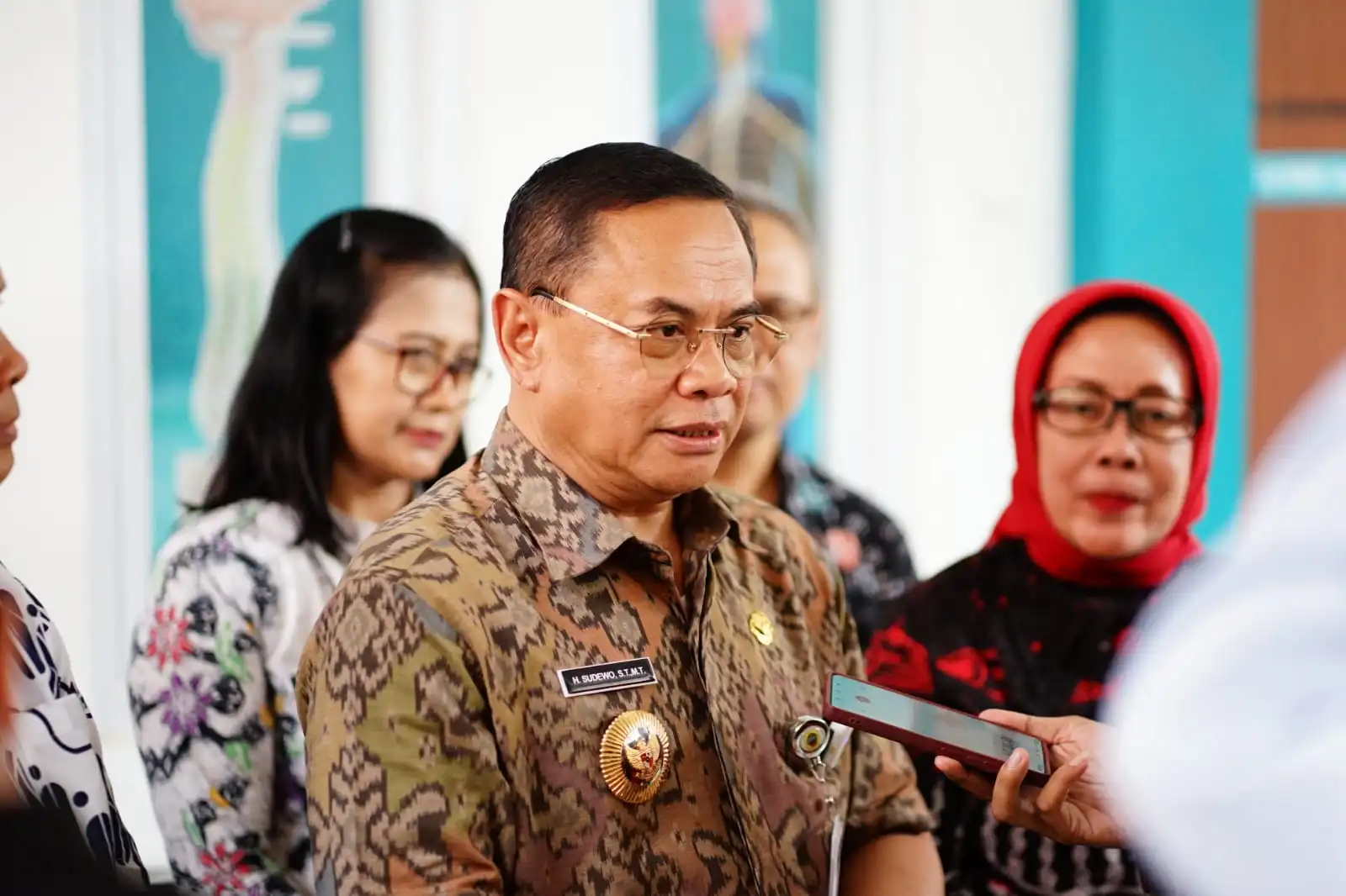 Dengan kepala tegak dan wajah tegas, Bupati Pati Sudewo menjalani pemeriksaan KPK. Proses hukum berjalan, kebenaran akan diuji, dan publik menanti keadilan ditegakkan.