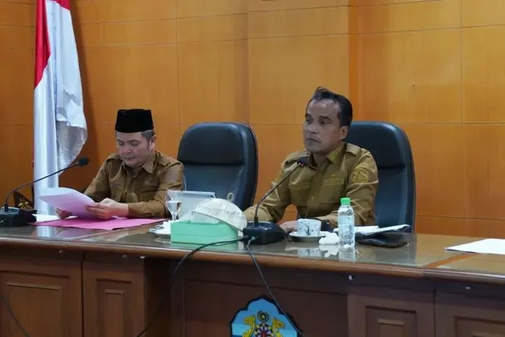 Bupati dan wakil Bupati Bangkalan saat memimpin rapat koordinasi pimpinan OPD awal tahun 2026 di Kantor Pemkab Bangkalan (Dok. Humas Pemkab Bangkalan)