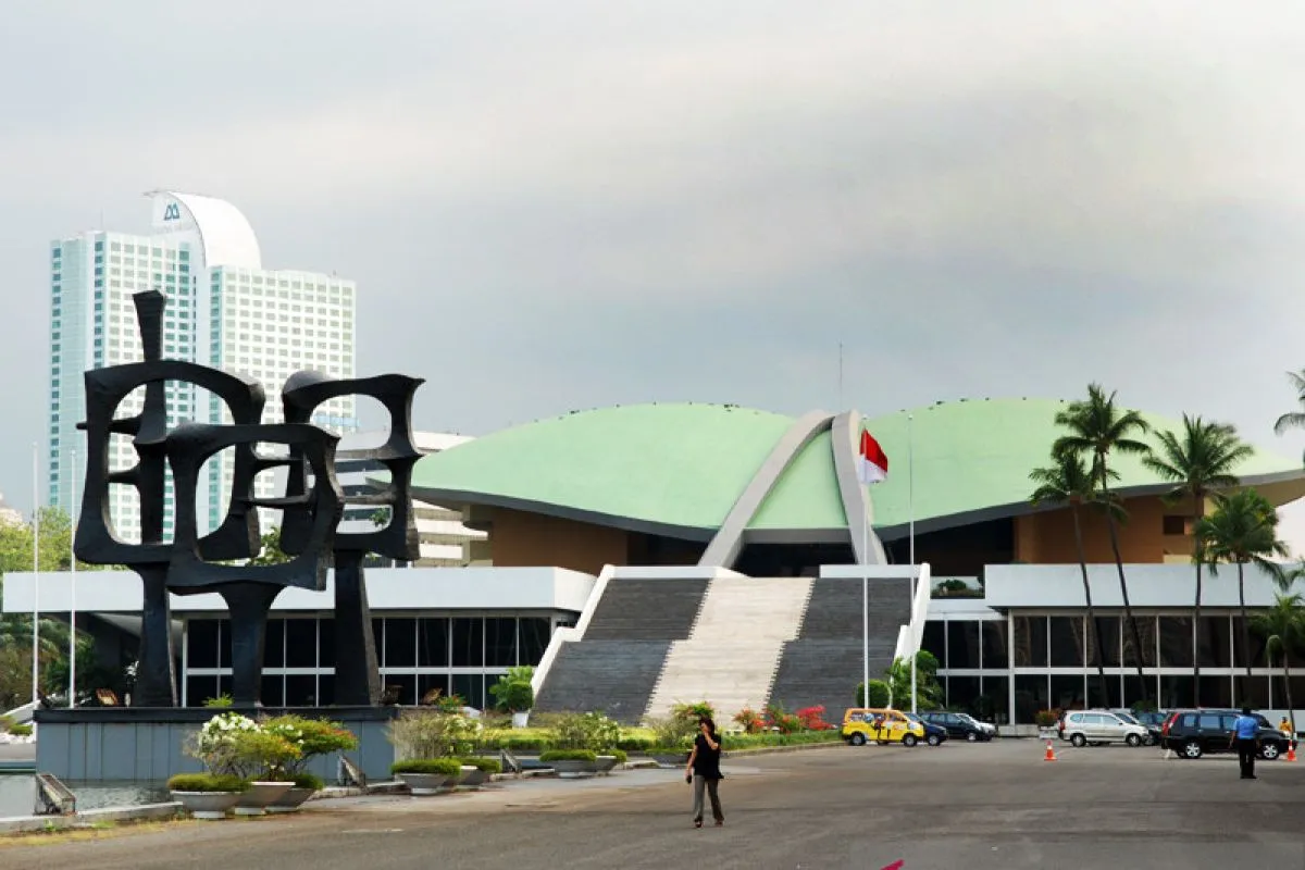 Gedung wakil rakyat berdiri tegak, tempat harapan dan suara bangsa bertemu. Di sinilah keputusan hari ini menentukan arah Indonesia esok hari.