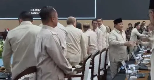 Presiden Prabowo Subianto menyalami jajaran menteri dan pimpinan lembaga saat retret Kabinet Merah Putih di Bogor, Selasa (6/1/2025). Retret ini menjadi forum evaluasi dan penguatan komitmen pelaksanaan program prioritas pemerintah.