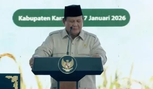 Presiden Prabowo Subianto menyampaikan pidato pada acara Panen Raya Swasembada Pangan di Karawang, Jawa Barat, Rabu (7/1/2026), menegaskan keberhasilan Indonesia mewujudkan swasembada pangan sekaligus menjawab keraguan dan nyinyiran yang selama ini meragukan kemampuan bangsa (Foto/Sukri)