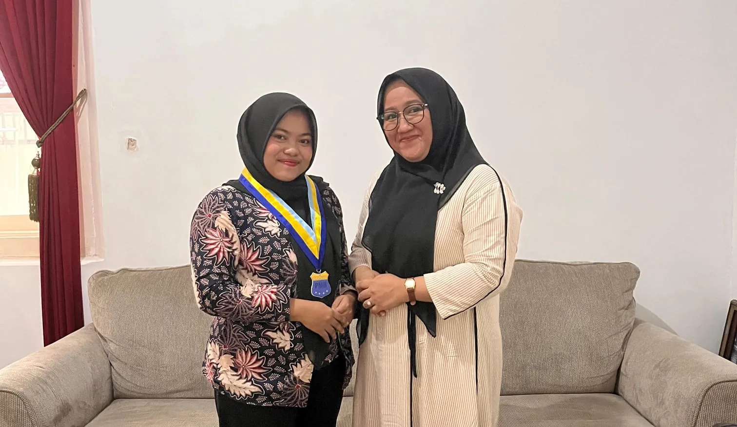 Ketua KOPRI PC PMII Bangkalan Mufidatul Ulum (kiri) berfoto bersama Ketua TP PKK Kabupaten Bangkalan usai silaturahmi dan dialog terkait upaya pencegahan kekerasan terhadap perempuan dan anak di Bangkalan, Rabu (7/1/2026).