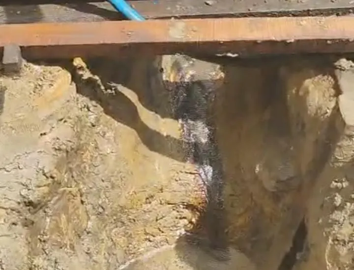 Cairan hitam menyerupai minyak bumi terlihat keluar dari dinding galian sumur air di Bangkalan. Fenomena tak biasa ini mendadak viral dan memicu rasa penasaran warga, setelah pengeboran air justru memunculkan dugaan kandungan minyak dari dalam tanah (Foto/Scren)