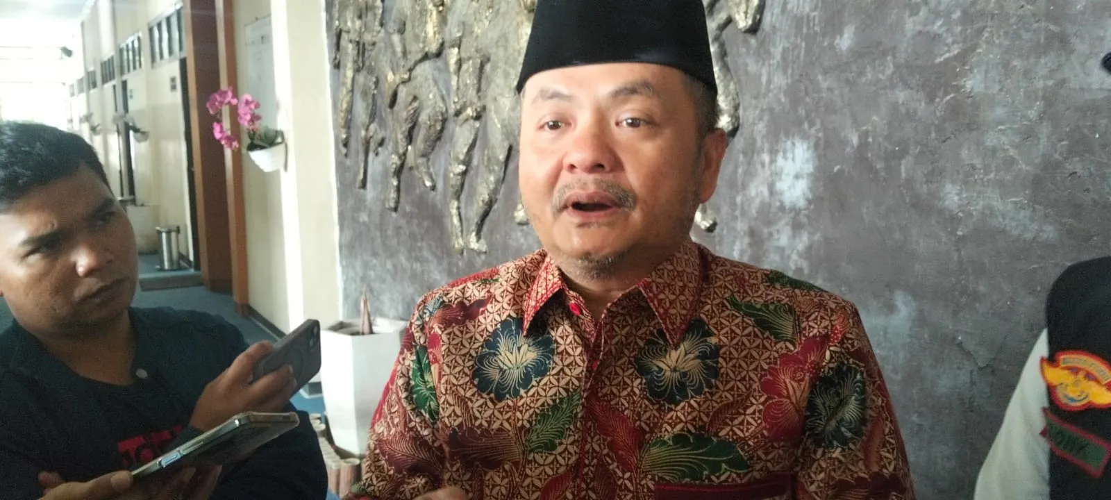 Wakil Bupati Bangkalan Fauzan Ja’far memberikan keterangan kepada awak media terkait kebijakan pemberlakuan kembali sistem parkir berlangganan di Kabupaten Bangkalan tahun 2026, sebagai upaya meningkatkan ketertiban pengelolaan parkir dan optimalisasi pendapatan daerah (Foto/Syah