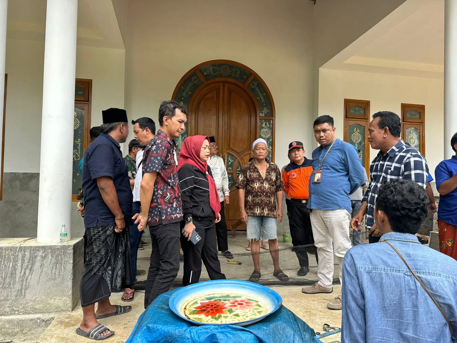 Petugas BPBD Bangkalan bersama aparat desa dan warga meninjau cairan yang diduga minyak bumi yang keluar dari sumur bor di Desa Panyaksagan, Kecamatan Klampis, Kabupaten Bangkalan, Jawa Timur
